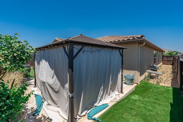 6883 E Woodward Avenue, Fresno, CA 93727
