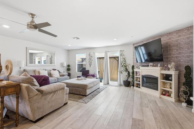6883 E Woodward Avenue, Fresno, CA 93727