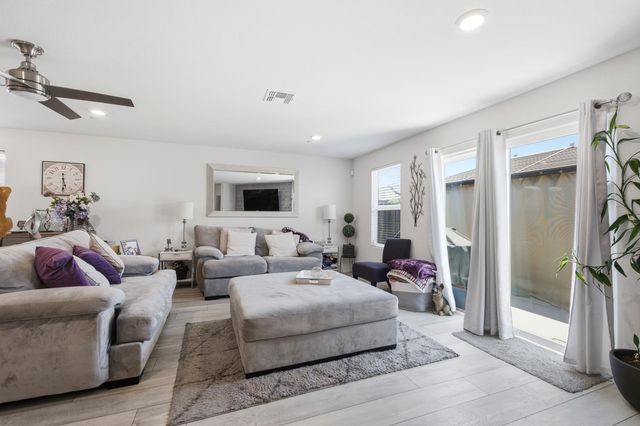 6883 E Woodward Avenue, Fresno, CA 93727
