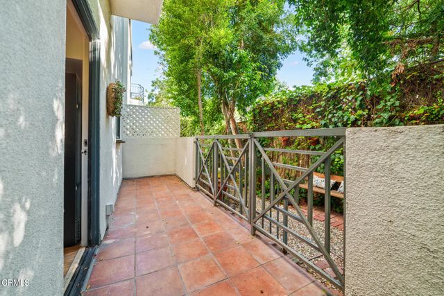 111 S Oak Knoll Avenue 107, Pasadena, CA 91101
