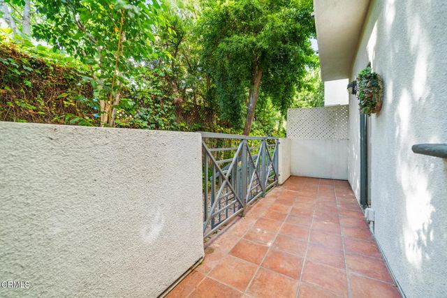 111 S Oak Knoll Avenue 107, Pasadena, CA 91101