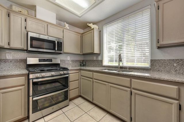 919 Blue Rapids Dr, Folsom, CA 95630