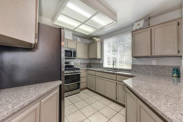 919 Blue Rapids Dr, Folsom, CA 95630