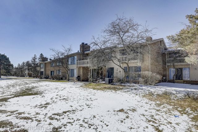 7105 Pebble Park Drive, West Bloomfield Charter Township, MI 48322