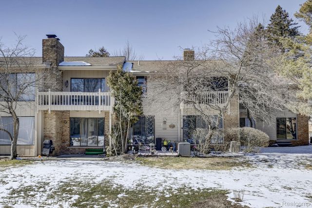 7105 Pebble Park Drive, West Bloomfield Charter Township, MI 48322