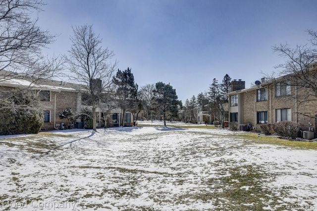 7105 Pebble Park Drive, West Bloomfield Charter Township, MI 48322