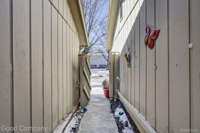 7105 Pebble Park Drive, West Bloomfield Charter Township, MI 48322