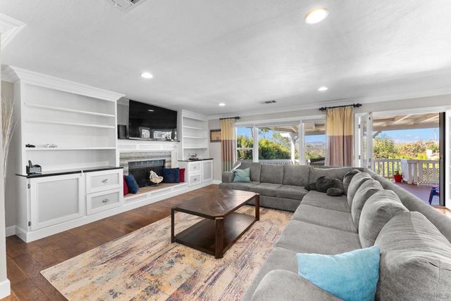 3045 Mary Ln, Escondido, CA 92025