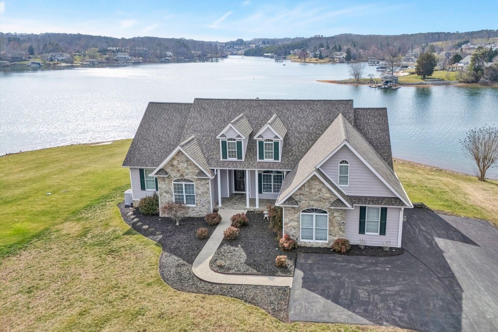 95 Marvin Gardens DR, Moneta, VA 24121