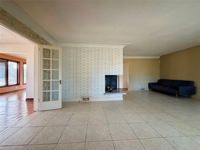 3006 Fleur Drive, Des Moines, IA 50321