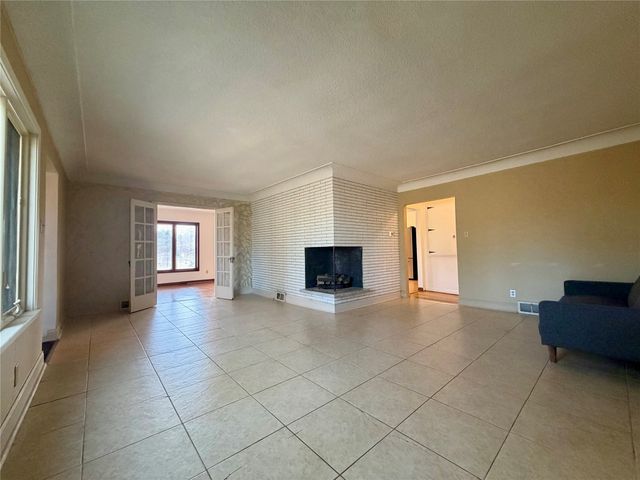 3006 Fleur Drive, Des Moines, IA 50321