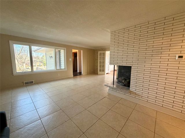 3006 Fleur Drive, Des Moines, IA 50321