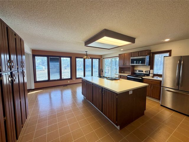 3006 Fleur Drive, Des Moines, IA 50321