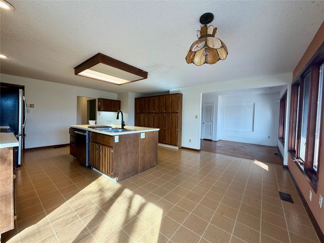 3006 Fleur Drive, Des Moines, IA 50321