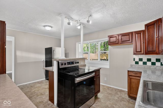 629 Gooseberry Lane, Greenwood, IN 46143