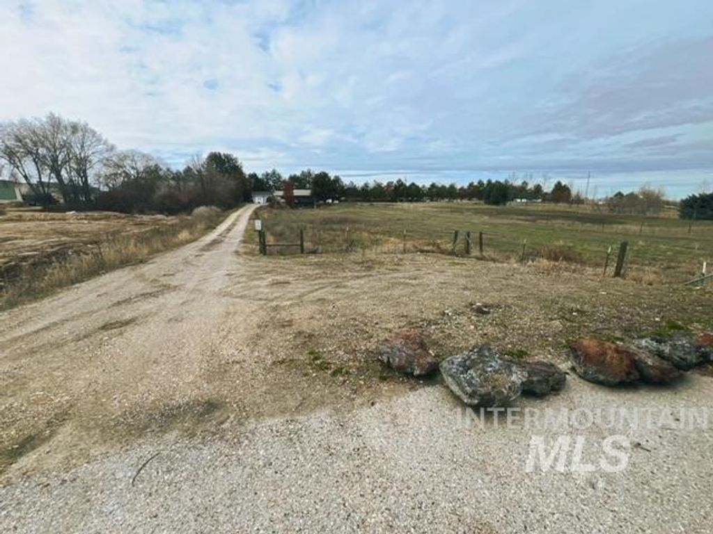 185 S Locust Grove Rd, Meridian, ID 83642 photo 2