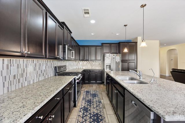 9313 Wolf River Avenue, Bakersfield, CA 93312