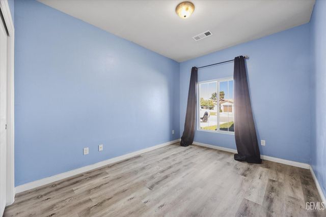 9313 Wolf River Avenue, Bakersfield, CA 93312