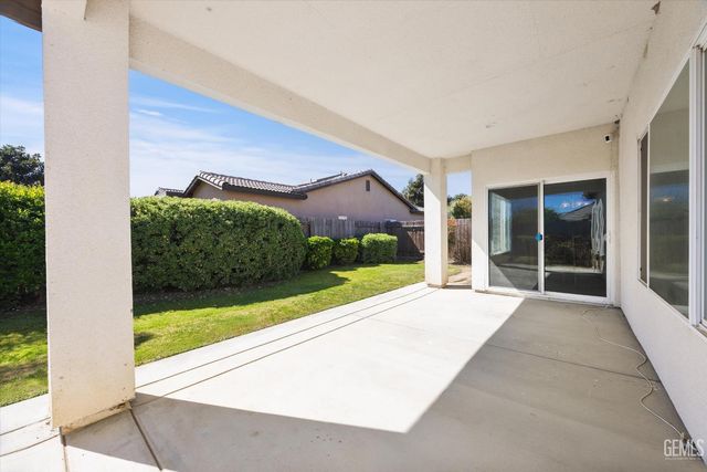 9313 Wolf River Avenue, Bakersfield, CA 93312