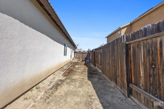 9313 Wolf River Avenue, Bakersfield, CA 93312