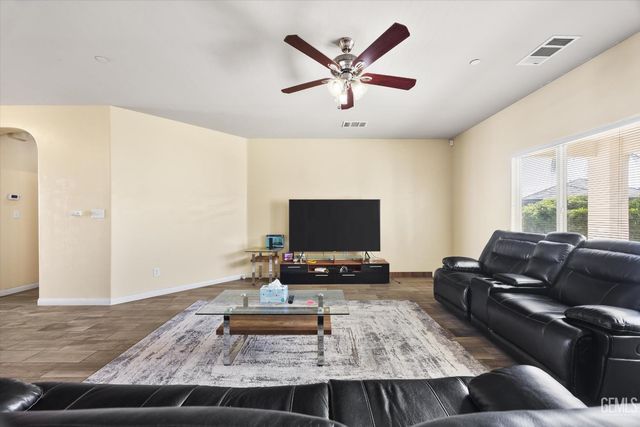 9313 Wolf River Avenue, Bakersfield, CA 93312