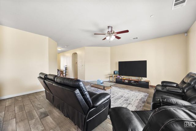 9313 Wolf River Avenue, Bakersfield, CA 93312