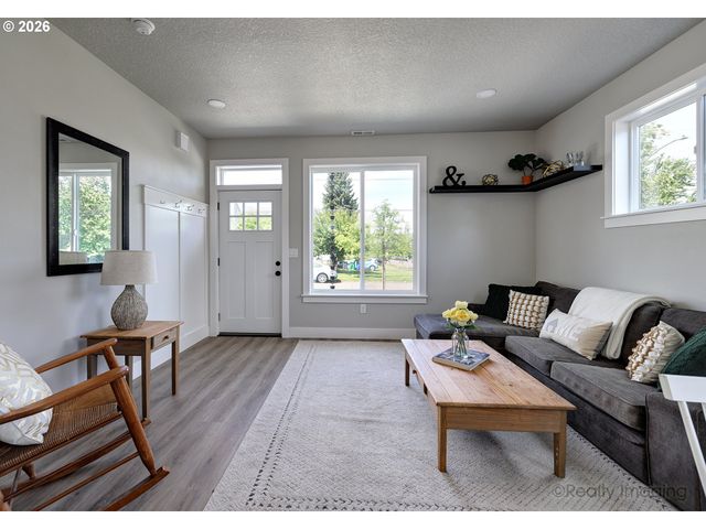 5406 N CECELIA St, Portland, OR 97203
