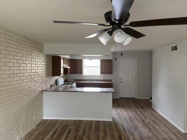 606 W 4th ST, Taylor, TX 76574