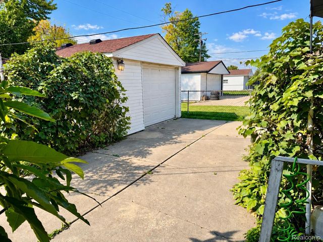26731 Roberta Street, Roseville, MI 48066