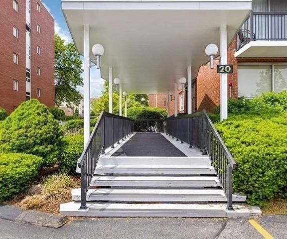 20 Hammond Pond Parkway 305, Newton, MA 02467