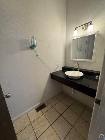 4504 SW Moundview DR, Topeka, KS 66610