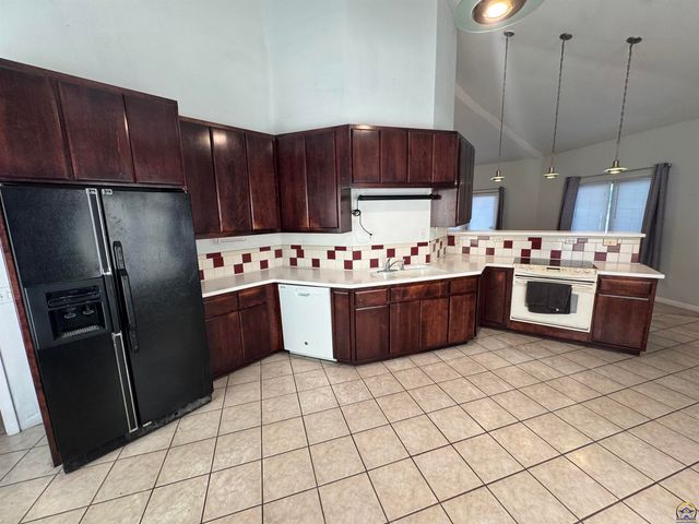 4504 SW Moundview DR, Topeka, KS 66610