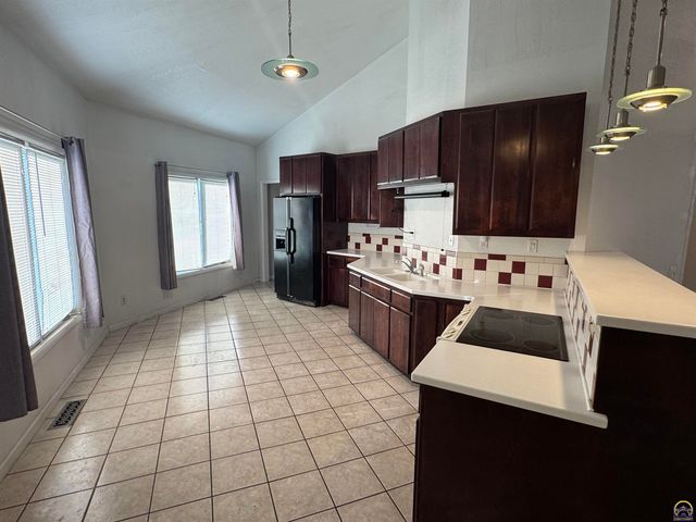 4504 SW Moundview DR, Topeka, KS 66610