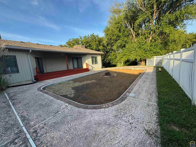 4504 SW Moundview DR, Topeka, KS 66610