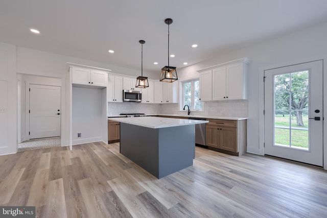 2012 MELODY LN, Lancaster, PA 17601