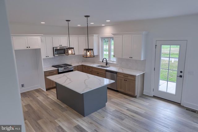 2012 MELODY LN, Lancaster, PA 17601