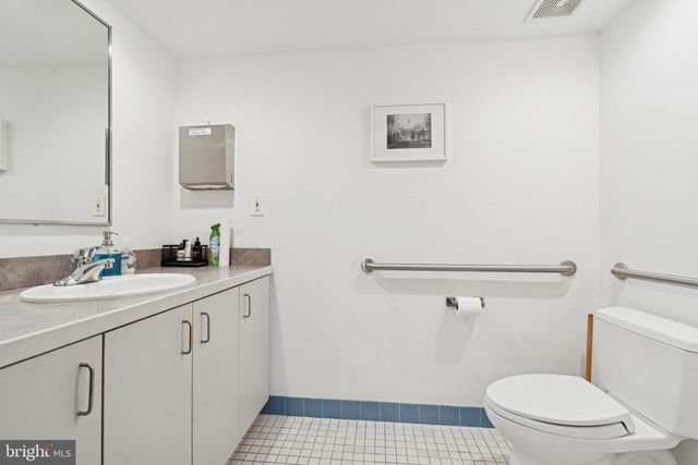 215 CHURCH ST, Philadelphia, PA 19106