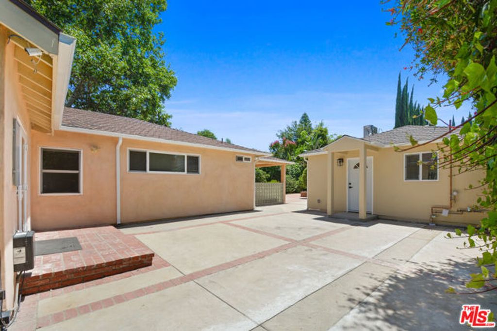 15428 Camarillo Street, Sherman Oaks, CA 91403