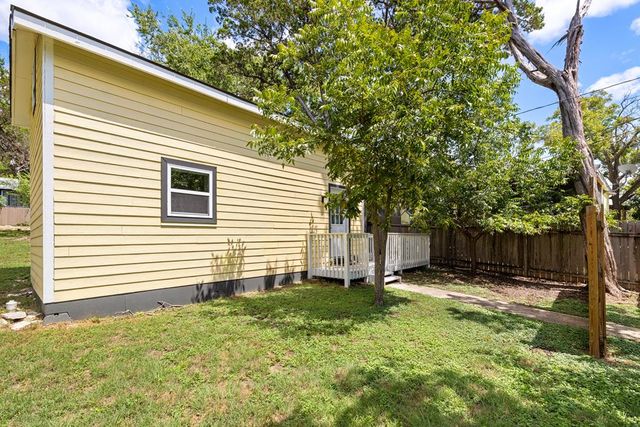 1404 McAllen St, Kerrville, TX 78028
