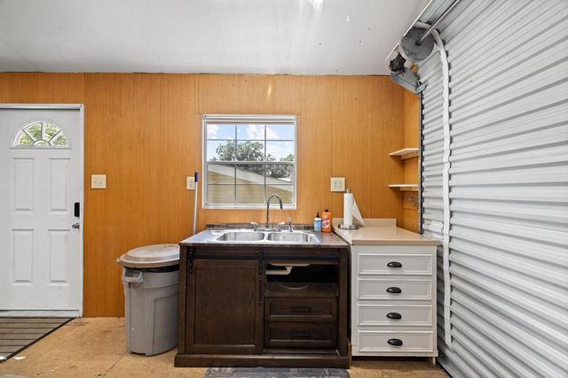 1404 McAllen St, Kerrville, TX 78028