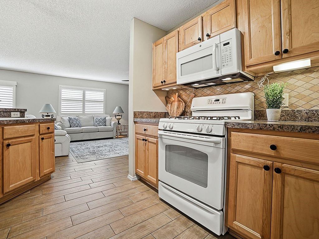 Image 12 of property listing at 1018 RIDGEVILLE ROAD, The Villages, FL 32162