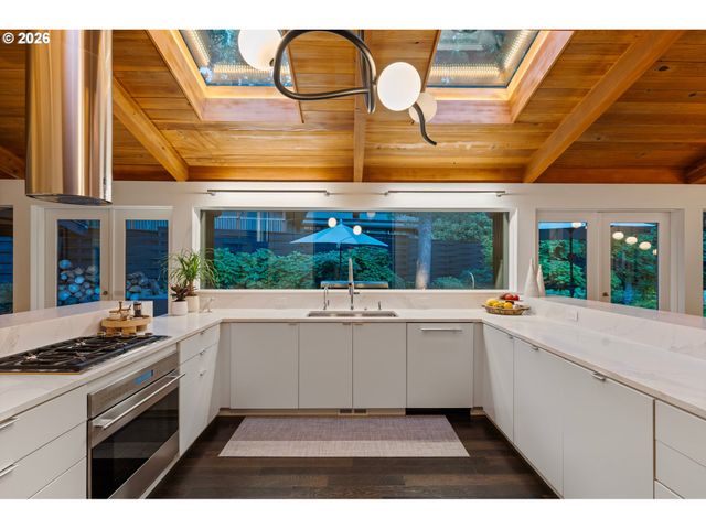 10200 Sw HAWTHORNE Ln, Portland, OR 97225