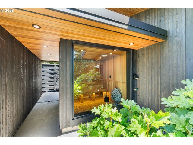 10200 Sw HAWTHORNE Ln, Portland, OR 97225