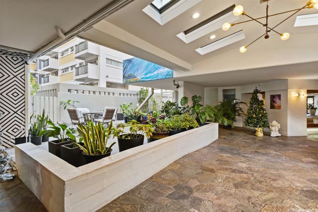 2463 Kuhio Avenue 307, Honolulu, HI 96815