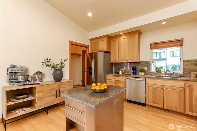 6121 Madrona Drive NE, Tacoma, WA 98422