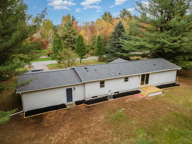 3030 E Estate Drive, Midland, MI 48642