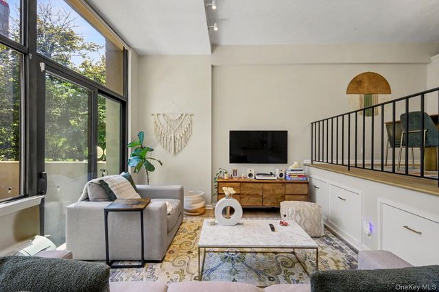 15 Stewart Place 1S, White Plains, NY 10603