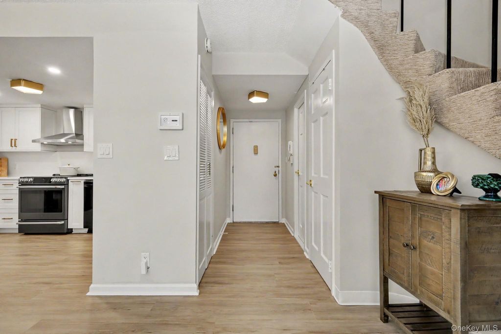 15 Stewart Place 1S, White Plains, NY 10603 — photo 3