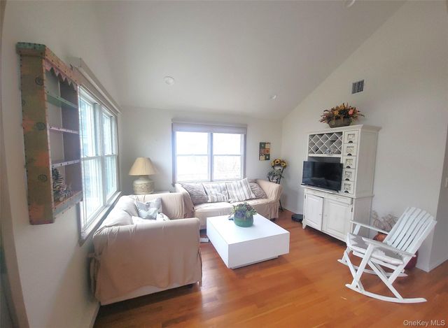33 Broadway, Fair Harbor, NY 11706