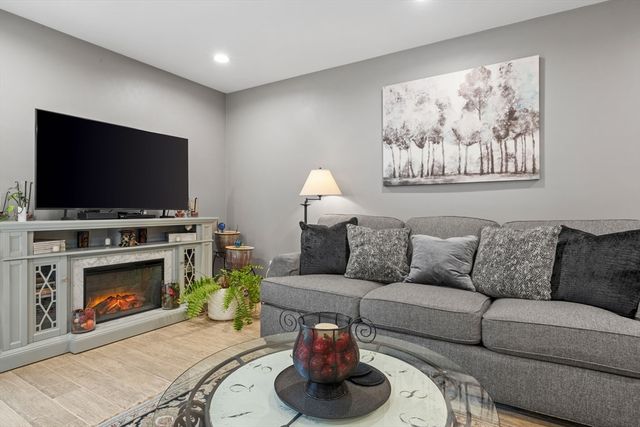 7 Hat Trick Dr, Plymouth, MA 02360